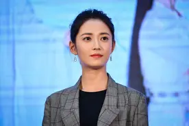 牛仔短裤拼接一段白色蕾丝？陈钰琪的穿搭够个性图片