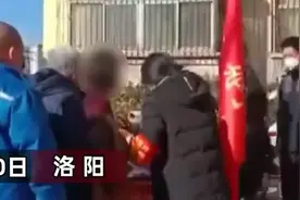 女子拒绝戴口罩不听劝阻，还怒扇防疫人员耳光：我怀孕了，你打我呀图片
