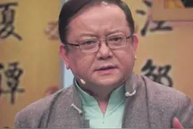 王刚与妻子像父女，与儿子像爷孙，年龄相差很大的婚姻，可取吗？图片