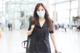 瘦了的张含韵这次终于穿对了，学生裙配小腿袜，秒回18岁少女感图片