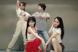 30岁李小璐离婚后爱上热舞，时常秀出马甲线，带女儿拼事业样样行图片