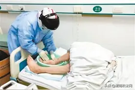 暖“心”闻：陕西赴湖北护士“给患者爷爷洗洗脚”图片