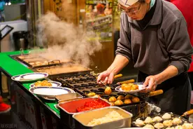 山西大哥摆烧烤摊，利用“免费”来赚钱，年赚200万，套路教给你图片