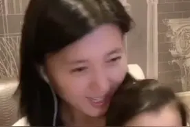 48岁闫学晶罕晒3岁二胎女儿，长相清秀呆萌，五官神似闫学晶图片