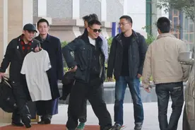 亲生哥哥为他当助理，月薪10万，网友：亮点在哥哥的长相图片