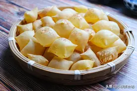 干豆腐一个神奇做法，盐水里一泡，不炒不油炸，个个鼓大泡，酥脆图片
