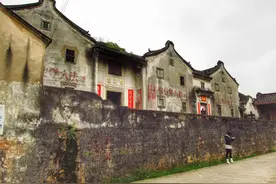梅州玉水古村有座古民居，七彩瓦屋顶十分特别，你知道它的由来吗图片