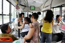 “妈！车上的人都没有脖子”儿子一句话吓坏母亲，仔细看发现蹊跷图片