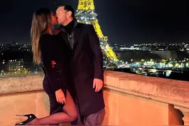浪漫之都!梅西埃菲尔铁塔下拥吻爱妻安妞,C罗女友乔治娜点赞祝福图片