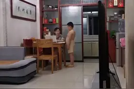 山东一妈妈训斥儿子，儿子用吻平息妈妈怒火：认错精髓拿捏到了图片