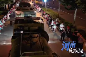 解放军战士抢险救灾后到高校休整，师生自发高喊“风雨无情人有情”“河南人民感谢您”场面感人图片