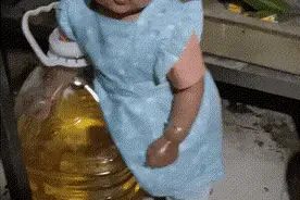 爆笑GIF：当停电宿舍插座不能充电时，有这个神器可以应急图片