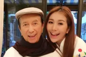 赌王爱女未婚先育，学霸男友小8岁，身家资产超10亿坐直升机上班图片