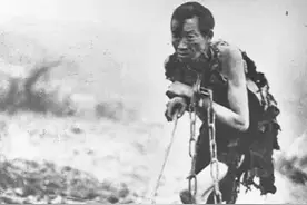 1966年，彭德怀看望一位独眼老人，当众向其深深鞠躬：让您吃苦了图片