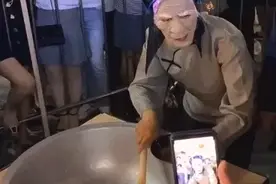 郑州“孟婆汤”地摊爆红！女市民一饮而尽 称能忘记前世 敢喝吗？图片