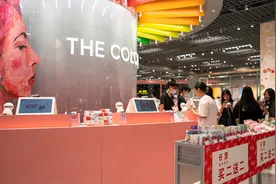 调色师两周年庆首日迎来高客流量 Z世代店“捧场”国潮美妆图片