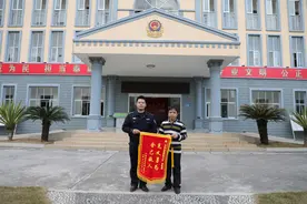 空手夺刀！这位“平凡英雄”不平凡图片