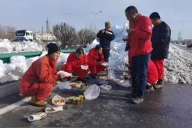 相隔半个多世纪！这顿风雪餐，似曾相识图片