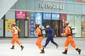 蜀都万达商场失火人员被困？别急，这是演练图片