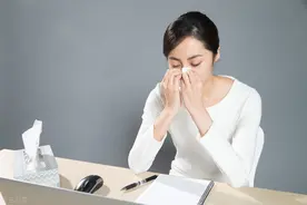 32岁女人哭诉：我亲眼见到母亲出轨父亲的朋友，可是我却视而不见图片