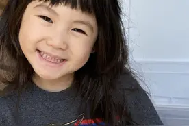 陈冠希晒女儿萌照，Alaia对镜露齿微笑，亲自教女儿学写名字图片