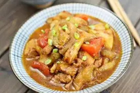 精选美食：蒜苗炒羊肉、西红柿肉片烧茄子、炒黄牛肉、油泼仔鸡块图片
