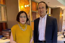 汪明荃罕见参加富豪聚会，高调穿毛衣粗链却拘谨，脸颊绯红气色好图片