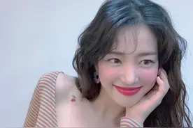 李侑菲，锁骨牛奶肌图片