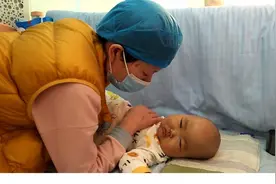 男婴出生15天屁股上长诡异疙瘩 2年后母亲抱着他说：孩子你走吧图片