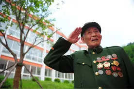 今天，丹东老英雄孙景坤荣获“七一勋章”，家乡各界群众反响强烈图片