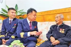 参加过抗美援朝，曾被授予中国民航特级飞行员！家在太原的93岁老飞行员与祖国共庆生日！图片