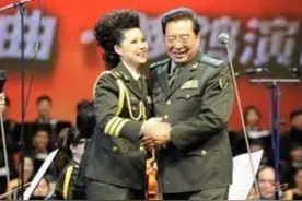 梦鸽父亲：为阻止女儿嫁大27岁李双江下跪，叛逆外孙让他操碎心图片