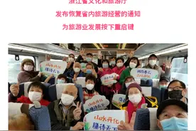 隔着玻璃亲吻的他们，坐着专列去度蜜月啦！图片
