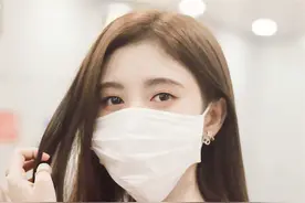 鞠婧祎机场秀，身穿红色小针织衫，甜美可人图片