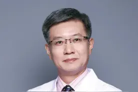 手术突发意外，广东医生视网膜被眼镜碎片穿透，忍痛1.5小时坚持完成手术！图片