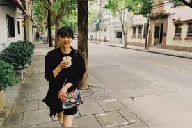 阚清子一身黑衣出街，镜头下俏皮可爱，笑容甜美图片