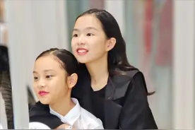 贾乃亮女儿与小闺蜜合体拍写真，8岁甜馨化浓妆做美甲造型超酷图片