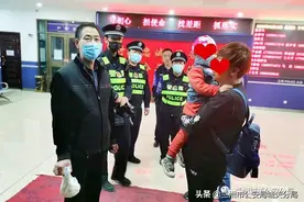 不让意外发生 盐场路派出所深夜送醉酒女子回家图片