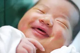 宝宝刚出生就哈哈笑，医生却反手一巴掌，得知实情后妈妈连忙道谢图片