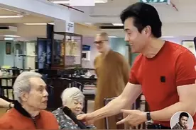 男版赵雅芝！63岁吕良伟探望同龄人对比太大，一旁老太眼神亮了图片