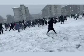 （视频）@太原人！壮观！山东一高校初雪过后百人打雪仗，南方网友不淡定了图片