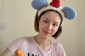 张馨月素颜下厨，戴花朵发箍打扮少女，剪短发脸部浮肿明显孕味浓图片