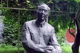 一读这首诗全班哄堂大笑！郭沫若《立在地球边上放号》笑点在哪？图片