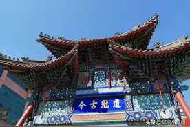 古色古器的牌坊图片