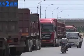 宜春丰城：马路停满大货车成“停车场”，交警：他们赚钱也不容易，会人性化执法图片