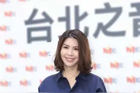 许茹芸冻龄女神，穿衬衫搭配半身裙减龄优雅，时尚前卫又撩人图片