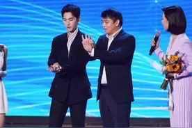 《在一起》杨洋与扮演医生原型同框，看医生时眼神里充满了敬意图片