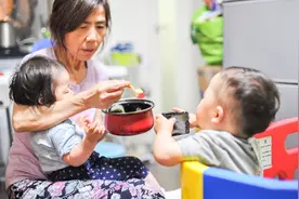 奶奶给孙子喝一年“毒汤”，结果发现不长个，老人直呼“被骗了”图片