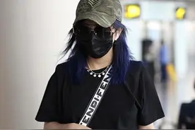 44岁赵薇状态也太好了，一头“蓝发”搭迷彩帽又酷又帅图片