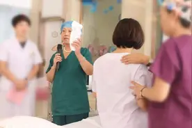 顺产时排泄正常吗？新手宝妈不免惊叹，是生孩子还是“拉孩子”?图片